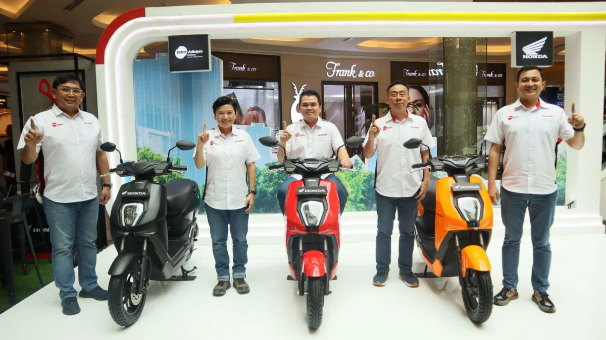 Seluruh jajaran manajemen PT Daya Adicipta Motora berfoto bersama di booth Honda ICON e: pada Regional Public Launching di Trans Studio Mall Bandung.