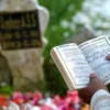ILUSTRASI ziarah ke makam menjelang Ramadan