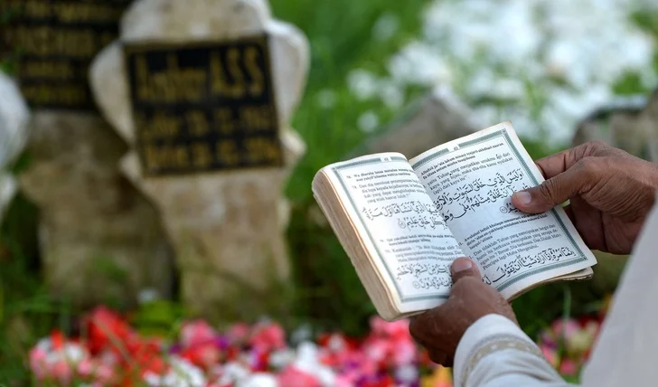 ILUSTRASI ziarah ke makam menjelang Ramadan
