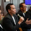 Direktur Digital Business Telkom Muhamad Fajrin Rasyid (kedua dari kiri) saat membahas mengenai pengembangan teknologi Artificial Intelligence (AI) di Jakarta, Rabu (26/2)