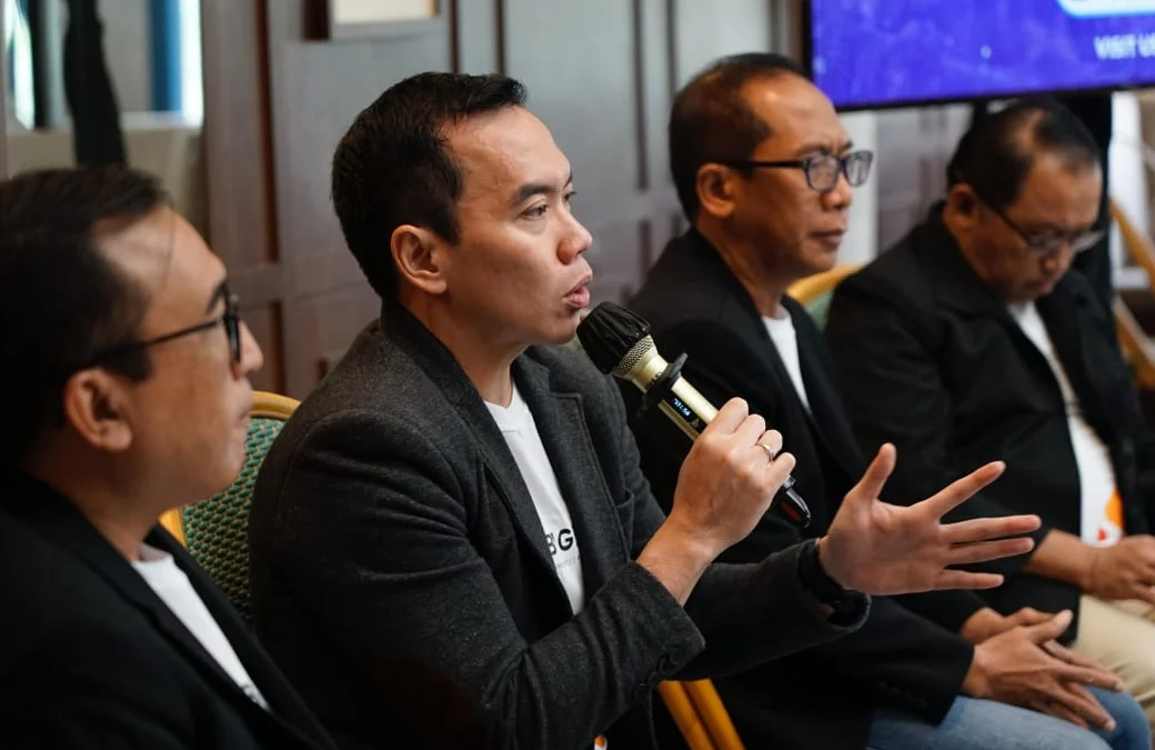 Direktur Digital Business Telkom Muhamad Fajrin Rasyid (kedua dari kiri) saat membahas mengenai pengembangan teknologi Artificial Intelligence (AI) di Jakarta, Rabu (26/2)