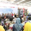 Menteri Agraria dan Tata Ruang/Kepala Badan Pertanahan Nasional (ATR/BPN), Nusron Wahid, saat menyerahkan 965 sertipikat hasil Konsolidasi Tanah di Semarang