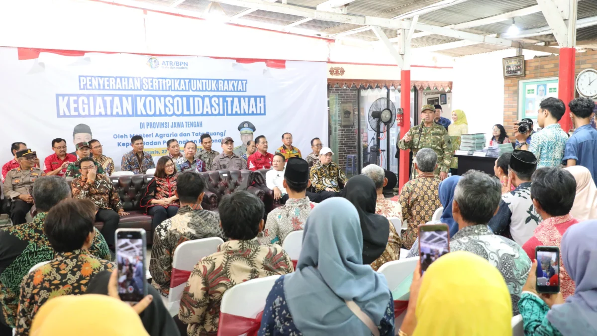 Menteri Agraria dan Tata Ruang/Kepala Badan Pertanahan Nasional (ATR/BPN), Nusron Wahid, saat menyerahkan 965 sertipikat hasil Konsolidasi Tanah di Semarang