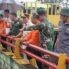 Anggota DPRD Kabupaten Sumedang, Asep Kurnia bersama BPBD Sumedang dan Forkopimcam Cimanggung saat pantau Sungai Cimande.