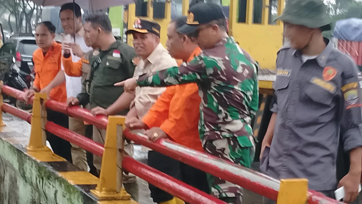 Anggota DPRD Kabupaten Sumedang, Asep Kurnia bersama BPBD Sumedang dan Forkopimcam Cimanggung saat pantau Sungai Cimande.