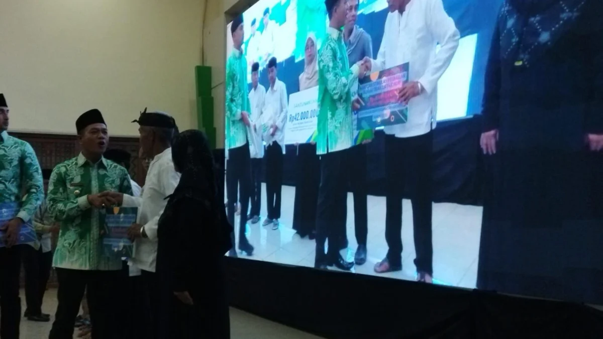 Ketenagakerjaan/BPJamsostek Bandung Bojongsoang Serahkan Simbolis Jaminan Kematian (JKM) Kepada Guru Ngaji