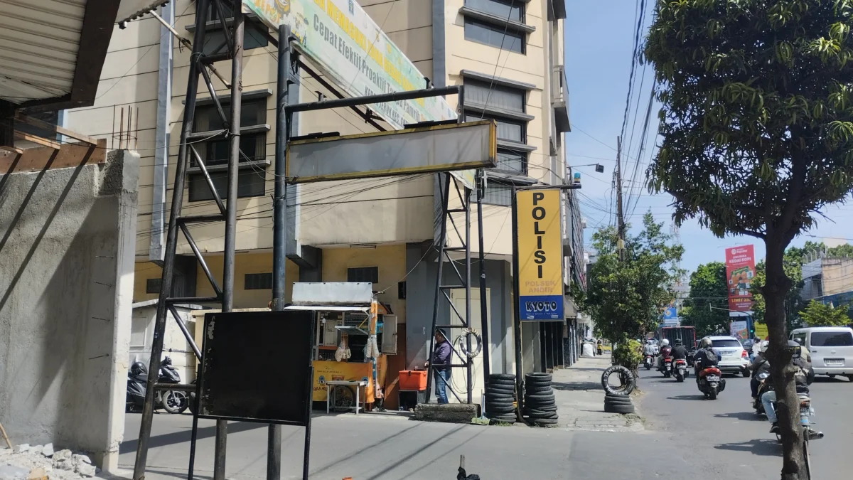 Bisnis Lendir Masih Menjamur di Jabar, 79 Titik Jadi Lokasi Mangkal PSK Gerbang jalan menuju kawasan Saritem di Gardujati, Kota Bandung, Rabu (12/2). Foto: Dimas Rachmatsyah / Jabar Ekspres