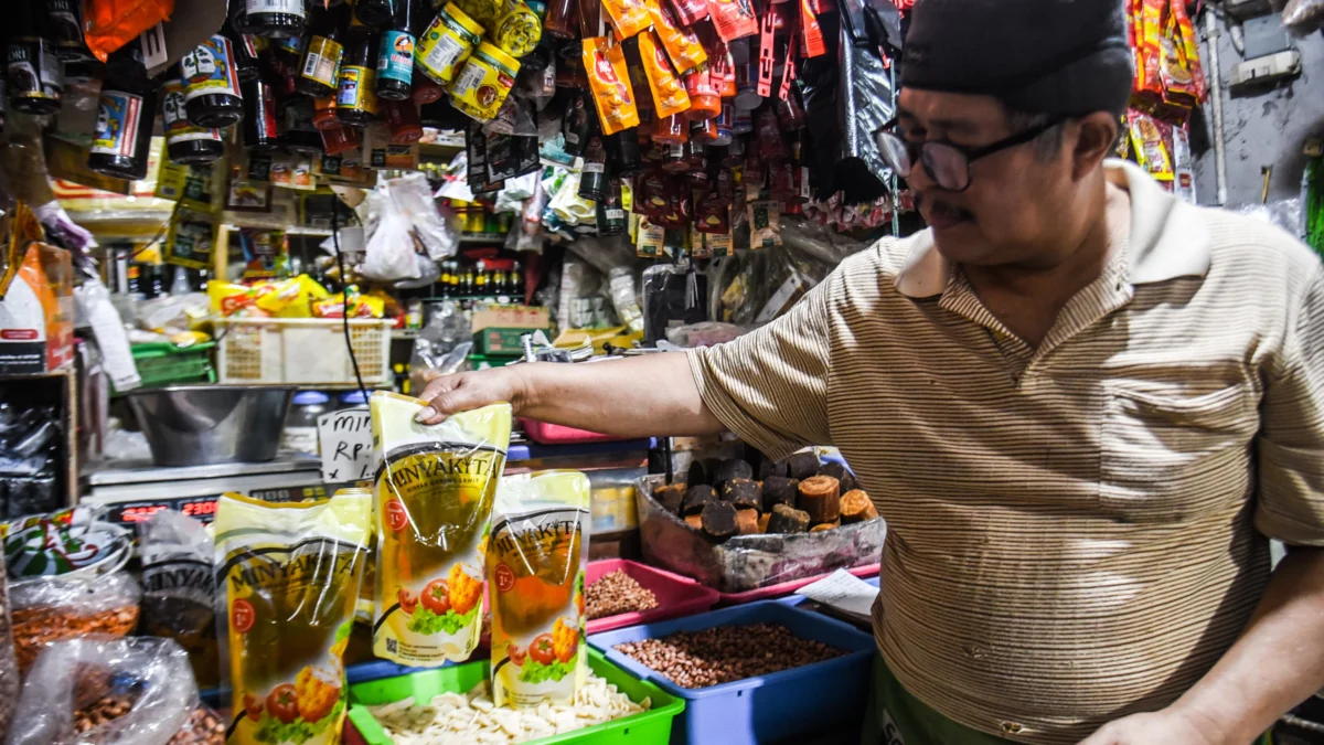 Seorang pedagang sedang menata minyak di Pasar Kosambi, Kota Bandung, Sabtu (8/2). Foto: Dimas Rachmatsyah / Jabar Ekspres