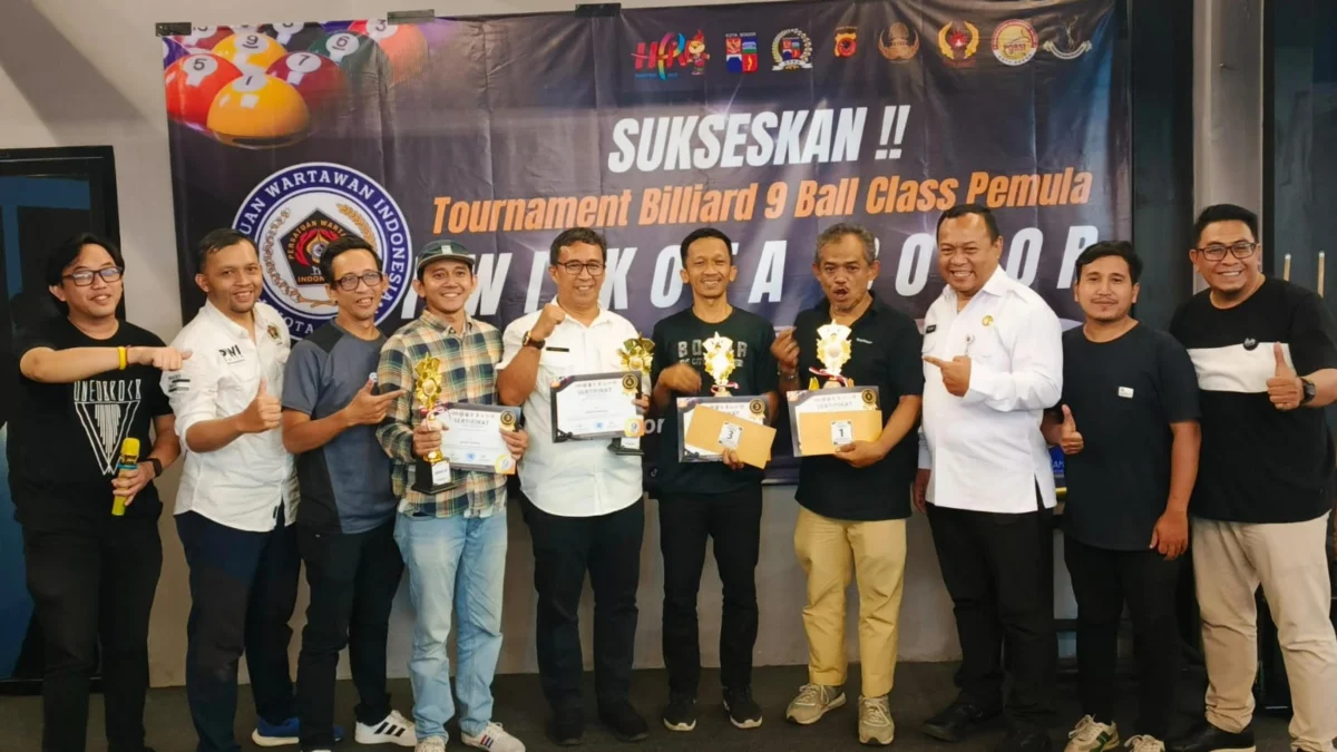 Para juara di turnamen Billiard 9 Ball Class Pemula PWI Kota Bogor bersama panitia pelaksana, Rabu (19/2). (Yudha Prananda / Jabar Ekspres)