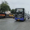 Bus Trans Metro Pasundan melintas di Jalan Kebon Jati, Kota Bandung, Selasa (11/2). Foto: Dimas Rachmatsyah / Jabar Ekspes