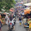 Pasar Manis Ciamis dipadati pengunjung pada Jumat (28/2/2025) meski kebakaran terjadi pada malam sebelumnya yang menghanguskan empat belas kios di Blok A. (Foto: Cecep Herdi/Jabar Ekspres)
