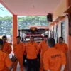 Tim Rescue Kantor SAR Bandung saat persiapan untuk diterunkan dalam operasi pencarian survivor yang diduga tersesat di Gunung Manglayang wilayah Kecamatan Sukasari, Kabupaten Sumedang.