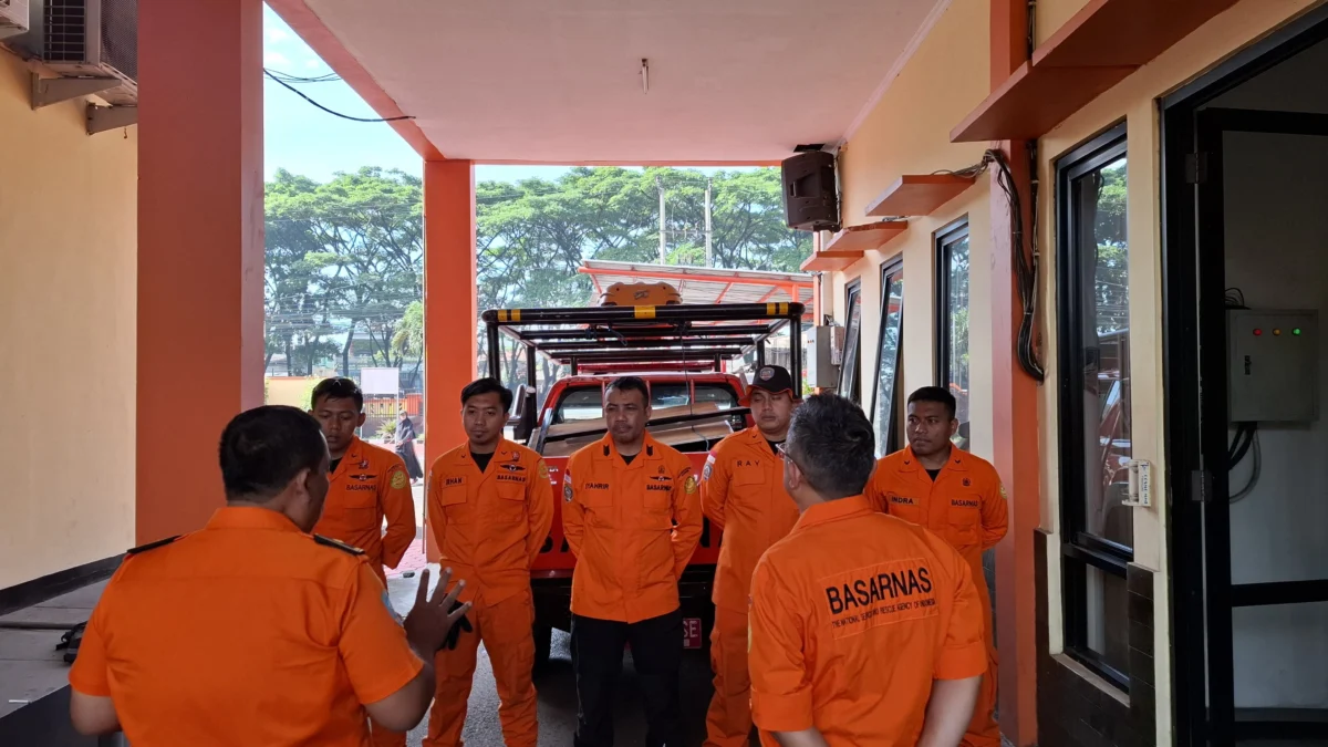 Tim Rescue Kantor SAR Bandung saat persiapan untuk diterunkan dalam operasi pencarian survivor yang diduga tersesat di Gunung Manglayang wilayah Kecamatan Sukasari, Kabupaten Sumedang.