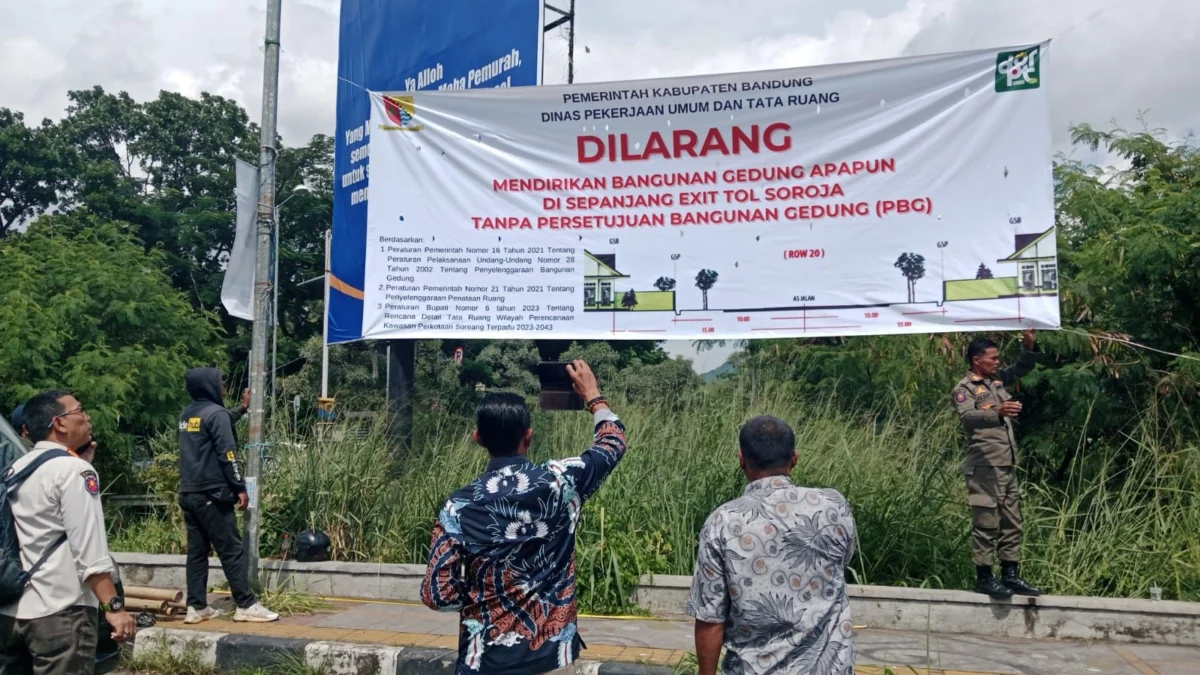 Banyak Bangunan Liar, Dinas PUTR Kabupaten Bandung Larang Pembangunan Tanpa Izin Pemerintah Kabupaten (Pemkab) Bandung mengeluarkan larangan untuk mendirikan bangunan di sepanjang Exit Tol Soreang tanpa izin resmi. Foto Istimewa