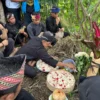 Prosesi Tabur Bunga oleh Masyarakat Adat Cireundeu di Lahan Eks TPA Leuwigajah (mong)