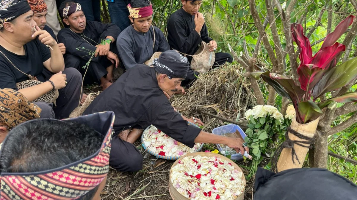 Prosesi Tabur Bunga oleh Masyarakat Adat Cireundeu di Lahan Eks TPA Leuwigajah (mong)