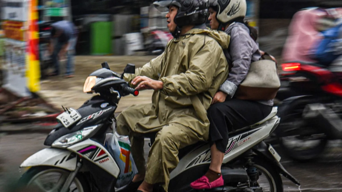 Musim Hujan Masih Warnai Bandung Raya hingga Maret 2025, Waspada Potensi Hidrometeorologis Ilustrasi pengendara motor melintas saat cuaca hujan di Jalan Antapani, Kota Bandung, Kamis (27/2) . Foto: Dimas Rachmatsyah / Jabar Ekspres