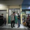 Warga Margahayu Digegerkan Penemuan Mayat Wanita Berlumuran Darah di Kamar Kontrakan Jabar Ekspres – Warga Kampung Cilisung Kulon, Desa Sukamenak, Kecamatan Margahayu, Kabupaten Bandung, digegerkan dengan penemuan mayat seorang wanita di kamar kontrakannya pada Sabtu (15/2/2025) malam. Korban yang diketahui berinisial NA (27) ditemukan dalam keadaan tewas dengan kondisi tertutup selimut. Penemuan mayat ini pertama kali dilaporkan oleh warga yang curiga setelah mendengar suara keributan dari dalam kamar kontrakan tersebut. Ketua RT 02, Risyanto, menyebutkan bahwa wanita tersebut diduga menjadi korban pembunuhan. “Peristiwa penusukan terjadi sekitar pukul 14.00 WIB, hampir pukul 15.00 WIB,” kata Risyanto saat ditemui di lokasi kejadian. Risyanto menambahkan, sebelum penemuan mayat, warga sempat mendengar suara pertengkaran di dalam kontrakan korban. Setelah itu, pelaku dilaporkan turun ke bawah, namun kembali ke atas setelah petugas air datang, dan ditemukan korban sudah meninggal. Saat ditemukan, korban dalam keadaan tertutup selimut. “Ketika selimut dibuka, ditemukan luka tusukan di sekitar tubuh korban, sekitar tiga tempat. Barang-barang korban juga hilang, dan tubuhnya berlumuran darah yang sudah mengering,” jelasnya. Risyanto juga mengungkapkan bahwa korban berasal dari Cikalong Wetan dan baru sekitar dua bulan melapor kepada pengurus setempat. “Korban tinggal sementara di sini, dan hanya melapor untuk setor KTP,” tambahnya. Saat ini, petugas kepolisian sudah memasang garis polisi di sekitar lokasi kejadian. Tim Inafis Polresta Bandung sedang melakukan penyelidikan lebih lanjut. Warga sekitar juga tampak berdatangan untuk menyaksikan lokasi penemuan mayat tersebut.