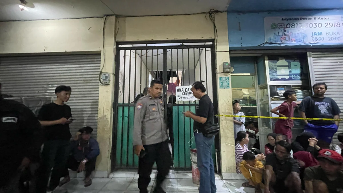 Warga Margahayu Digegerkan Penemuan Mayat Wanita Berlumuran Darah di Kamar Kontrakan Jabar Ekspres – Warga Kampung Cilisung Kulon, Desa Sukamenak, Kecamatan Margahayu, Kabupaten Bandung, digegerkan dengan penemuan mayat seorang wanita di kamar kontrakannya pada Sabtu (15/2/2025) malam. Korban yang diketahui berinisial NA (27) ditemukan dalam keadaan tewas dengan kondisi tertutup selimut. Penemuan mayat ini pertama kali dilaporkan oleh warga yang curiga setelah mendengar suara keributan dari dalam kamar kontrakan tersebut. Ketua RT 02, Risyanto, menyebutkan bahwa wanita tersebut diduga menjadi korban pembunuhan. “Peristiwa penusukan terjadi sekitar pukul 14.00 WIB, hampir pukul 15.00 WIB,” kata Risyanto saat ditemui di lokasi kejadian. Risyanto menambahkan, sebelum penemuan mayat, warga sempat mendengar suara pertengkaran di dalam kontrakan korban. Setelah itu, pelaku dilaporkan turun ke bawah, namun kembali ke atas setelah petugas air datang, dan ditemukan korban sudah meninggal. Saat ditemukan, korban dalam keadaan tertutup selimut. “Ketika selimut dibuka, ditemukan luka tusukan di sekitar tubuh korban, sekitar tiga tempat. Barang-barang korban juga hilang, dan tubuhnya berlumuran darah yang sudah mengering,” jelasnya. Risyanto juga mengungkapkan bahwa korban berasal dari Cikalong Wetan dan baru sekitar dua bulan melapor kepada pengurus setempat. “Korban tinggal sementara di sini, dan hanya melapor untuk setor KTP,” tambahnya. Saat ini, petugas kepolisian sudah memasang garis polisi di sekitar lokasi kejadian. Tim Inafis Polresta Bandung sedang melakukan penyelidikan lebih lanjut. Warga sekitar juga tampak berdatangan untuk menyaksikan lokasi penemuan mayat tersebut.