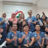 PIt. Direktur RSUD Al-Ihsan, dr Ferry Achmad (tengah) dan Kepala Dinas Kesehatan Provinsi Jawa Barat, Vini Adiani (kerudung coklat) saat foto bersama para tenaga kesehatan di ruang kemoterapi. (Yanuar/Jabar Ekspres)