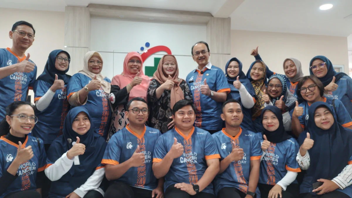 PIt. Direktur RSUD Al-Ihsan, dr Ferry Achmad (tengah) dan Kepala Dinas Kesehatan Provinsi Jawa Barat, Vini Adiani (kerudung coklat) saat foto bersama para tenaga kesehatan di ruang kemoterapi. (Yanuar/Jabar Ekspres)