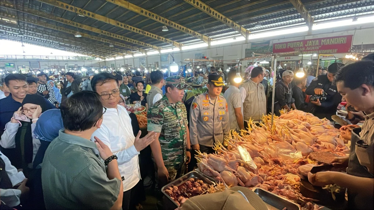 Forum Koordinasi Pimpinan Daerah (Forkopimda) Kabupaten Bandung melaksanakan sidak harga dan ketersediaan bahan pokok menjelang bulan suci ramadhan di Pasar Sehat Soreang, Kecamatan Soreang, Kabupaten Bandung pada Jumat (28/2/2025). Foto Agi