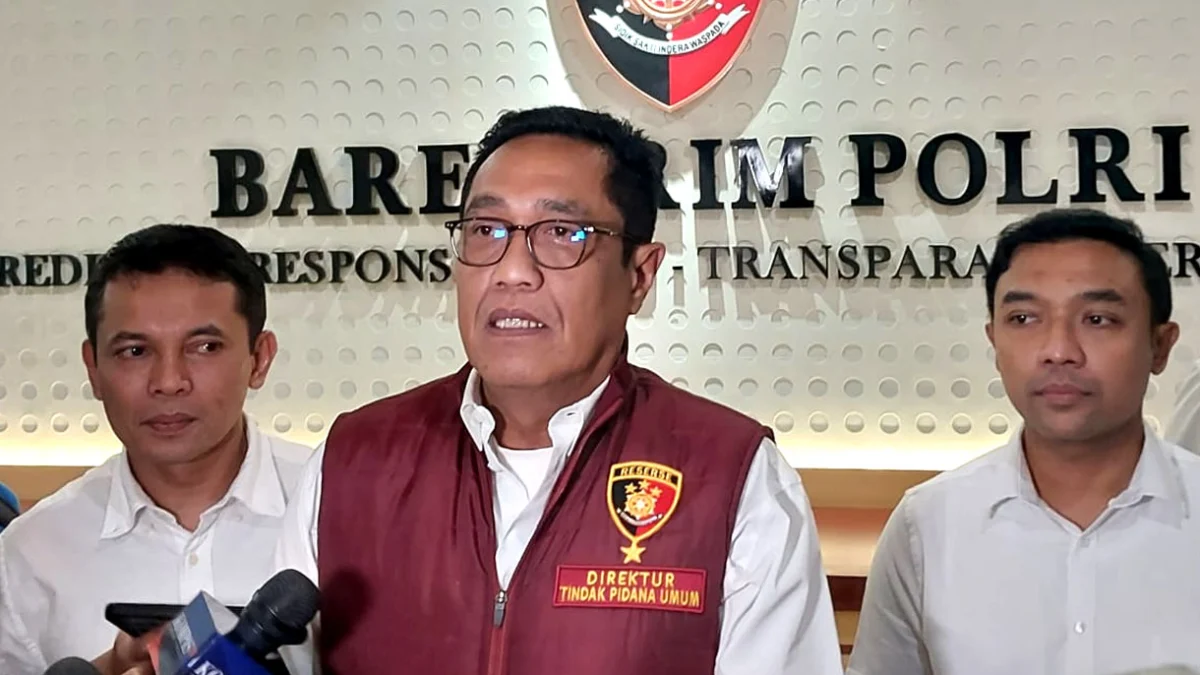 Ini Alasan Polri Tahan 4 Tersangka Kasus Pagar Laut Tangerang! Direktur Tindak Pidana Umum (Dirtipidum) Bareskrim Polri Brigjen Pol. Djuhandhani Rahardjo Puro berbicara kepada awak media di Gedung Bareskrim Polri, Jakarta, Senin (24/2/2025) malam. (Foto: Disway)