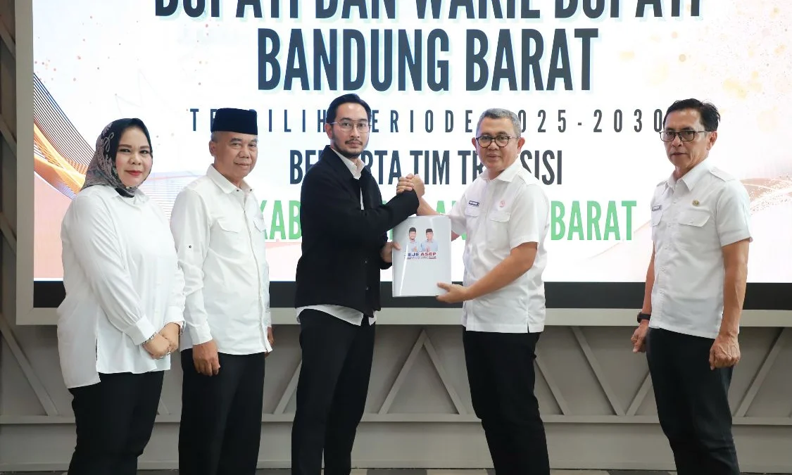 Jeje Ritchie Tak Langsung Kerja Usai Dilantik Jadi Bupati, Fokus Retret Akmil di Magelang Bupati dan Wakil Bupati Bandung Barat Jeje Ritchie Ismail dan Asep Ismail saat menyerahkan visi dan misi di Kantor Pemkab KBB beberapa waktu lalu. Dok Jabar Ekspres/Suwitno