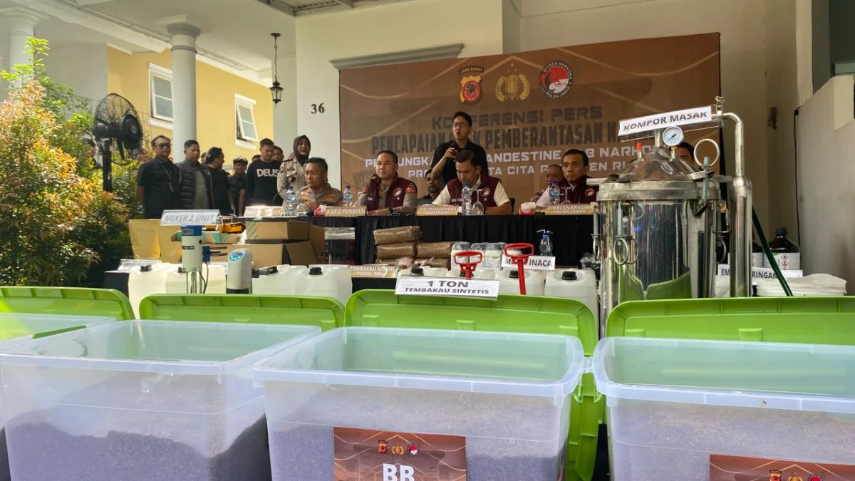 Jaringan Narkoba di Kawasan Elit Sentul Ditangkap, Ternyata Ini Motif Pelaku Pihak kepolisian saat melakukan keterangan pers di Clandestine Laboratory yang disita, Babakan Madang, Kabupaten Bogor, Rabu (5/2). Foto : Regi