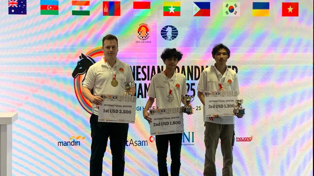 Cahaya Satria Duta Sabet Predikat Internasional Master Foto 1 : Cahaya Satria Duta (tengah) duduki posisi kedua di kategori IM Tournament, Indonesian Grandmaster Tournament 2025. Pada gelar ini, Satria sukses sabet predikat Internasional Master (Sadam Husen / JE)