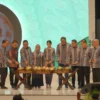 : Peresmian pembukaan Acara Inacraft 2025 oleh Dr. Muchsin Ridjan SE., MM, Ketua Umum BPP Asosiasi Ekspor dan Produsen Handicraft Indonesia (ke-3 dari kanan), Maman Abdurahman, Menteri UMKM Indonesia (ke-5 dari kanan), dan Selvi Ananda, Istri Wakil Presiden Indonesia ke-14 (ke-5 dari kiri) di Jakarta International Convention Center (JICC) Senayan, Jakarta (5/2)