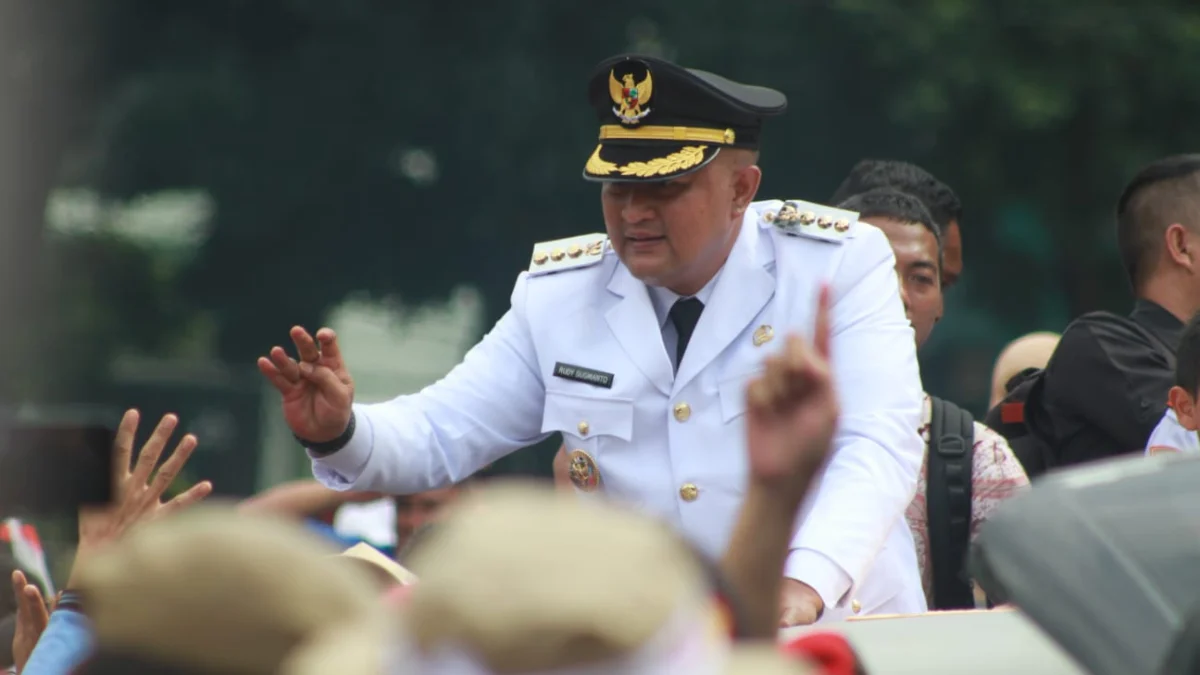 100 Hari Kerja Bupati, Ibu Kota Bogor Barat dan Timur Jadi Fokus Utama! Bupati Bogor Rudy Susmanto saat menyapa warga usai dilantik, Kamis (20/2). Foto : Sandika /jabarekspres.com