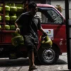 Petugas menurunkan gas LPG 3 Kg di Pangkalan beberapa waktu lalu. Foto: Dimas Rachmatsyah / Jabar Ekspres