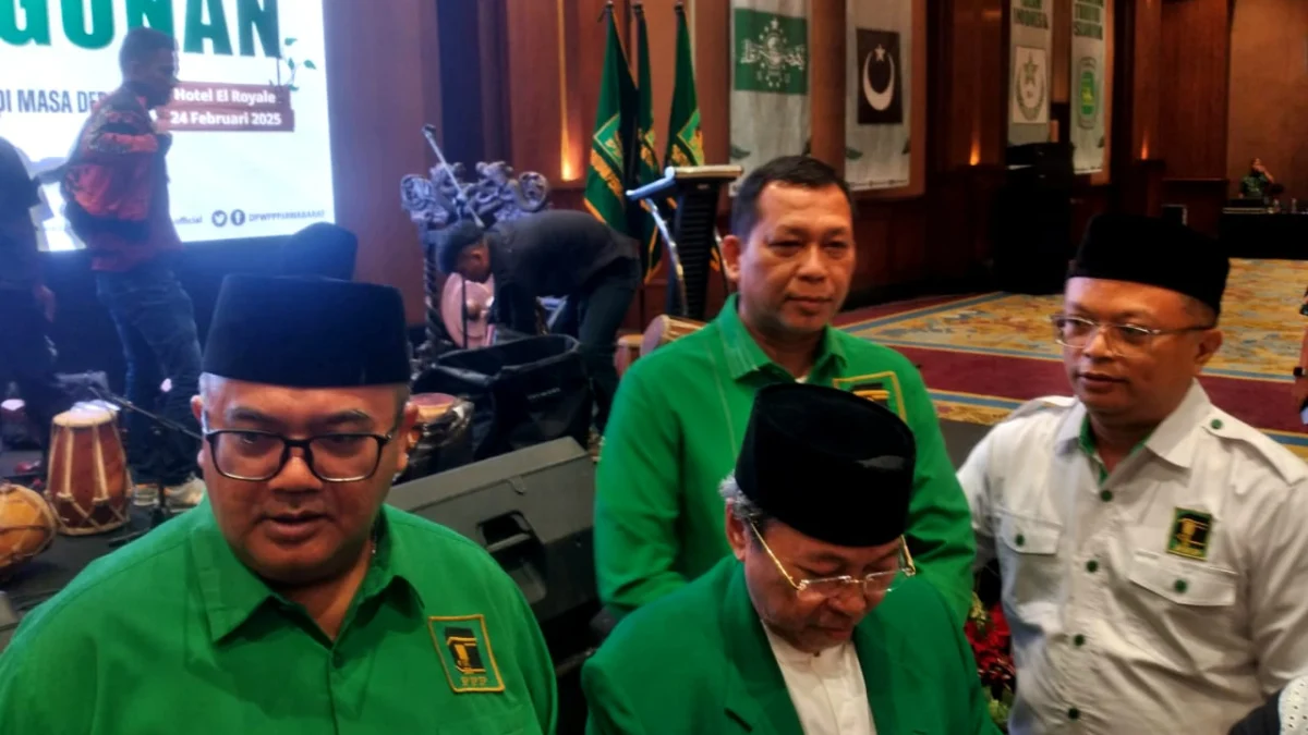 Pemungutan Ulang Pilkada Tasikmalaya jadi Angin Segar PPP Plt Ketua DPW PPP Jabar Pepep Saepul Hidayat (kiri) didampingi Plt. Sekretaris DPW PPP Jabar Zaini Shofari (kanan) saat menyampaikan arah politik PPP.