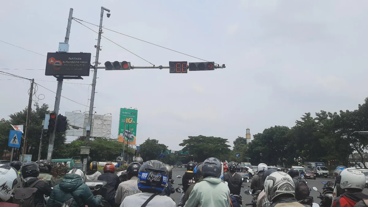 Lampu Merah Kiaracondong, Terlama di Indonesia: Pengendara Keluhkan Ini Kondisi antrian lalu lintas di lampu merah Kiaracondong - Dewi Regita / Magang Jabar Ekspres