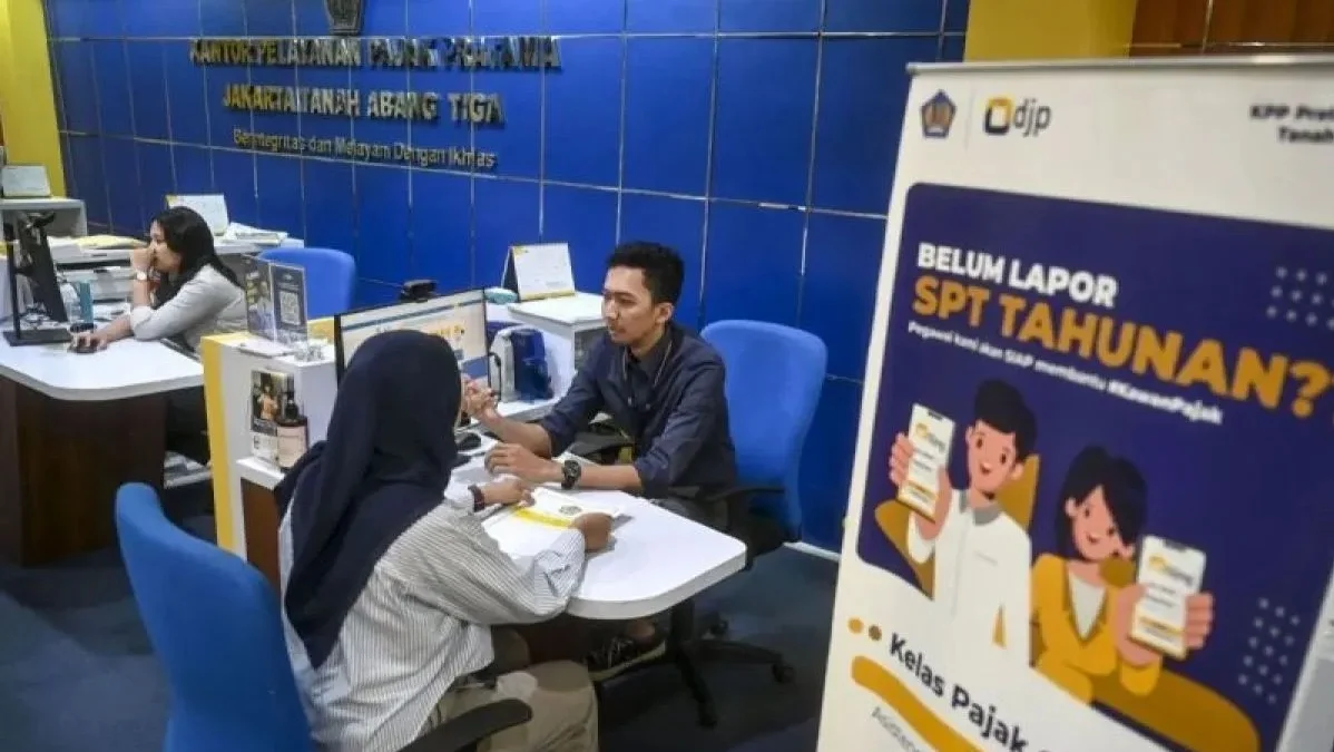 Ilustrasi petugas pajak sedang melayani wajib pajak. (foto/ANTARA)