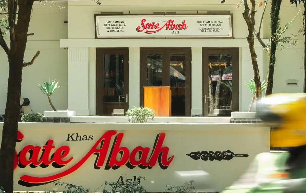 Bagi para pecinta kuliner, Sate Khas Abah Asli telah menjadi tempat favorit yang banyak dikujungi yang memiliki cita rasa tinggi.