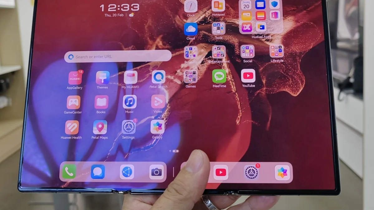 Belum lama ini raksasa produsen Smartphone asal Tiongkok akan segera merilis Huawei Mate XT Ultimate dengan desain lipat tiga pertama