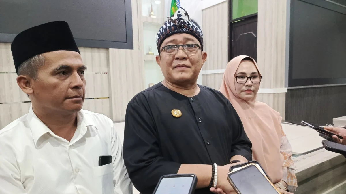Ade Sugianto (tengah). (foto/radartasik.id)
