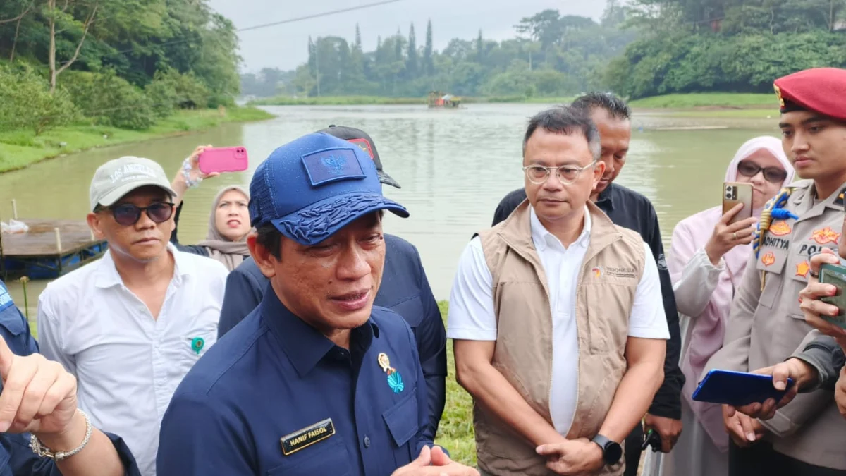 Menteri LH, Hanif Faisol Nurofiq bersama jajarannya saat meninjau Danau Lido di KEK MNC Lido City, Cigombong, Bogor, Sabtu (1/2). (Yudha Prananda / Jabar Ekspres)