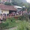 2 orang warga terjatuh ke Sungai Citarik saat Mengendarai Motor. (Foto/Yanuar Baswata)