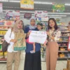 Penyerahan telor secara simbolis dari Alfamidi untuk masyarakat. (Ist)