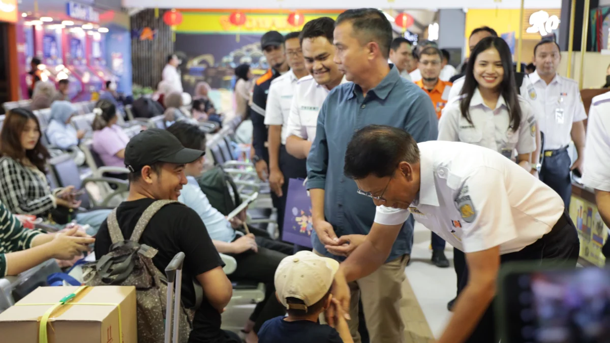 Direktur Utama KAI Didiek Hartantyo bersama Penjabat Gubernur Jawa Barat Bey Triadi Machmudin meninjau langsung pelaksanaan jadwal operasional baru KA Parahyangan relasi