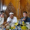 Dedi Mulyadi (dua dari kanan) saat rapat transisi bersama Pj Gubernur dan OPD.