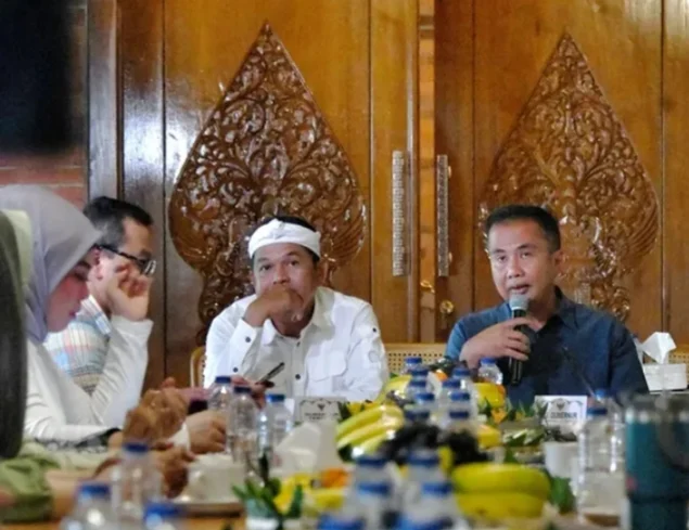 Dedi Mulyadi Beri Dua Opsi Pembebasan Ijazah, Kucuran Bantuan Dialihkan ke Beasiswa Masyarakat Miskin? Dedi Mulyadi (dua dari kanan) saat rapat transisi bersama Pj Gubernur dan OPD.