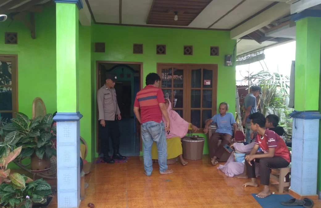 Ditinggal Belanja, Uang Rp35 Juta dan Perhiasan Raib Digasak Maling Polisi saat olah TKP di kediaman Eni Rohaeni, di Lingkungan Cikabuyutan Timur, RT04/12, Kelurahan Hegarsari, Kecamatan Pataruman, Kota Banjar, Jawa Barat, Minggu 2 Februari 2025. (Cecep Herdi/Jabar Ekspres)