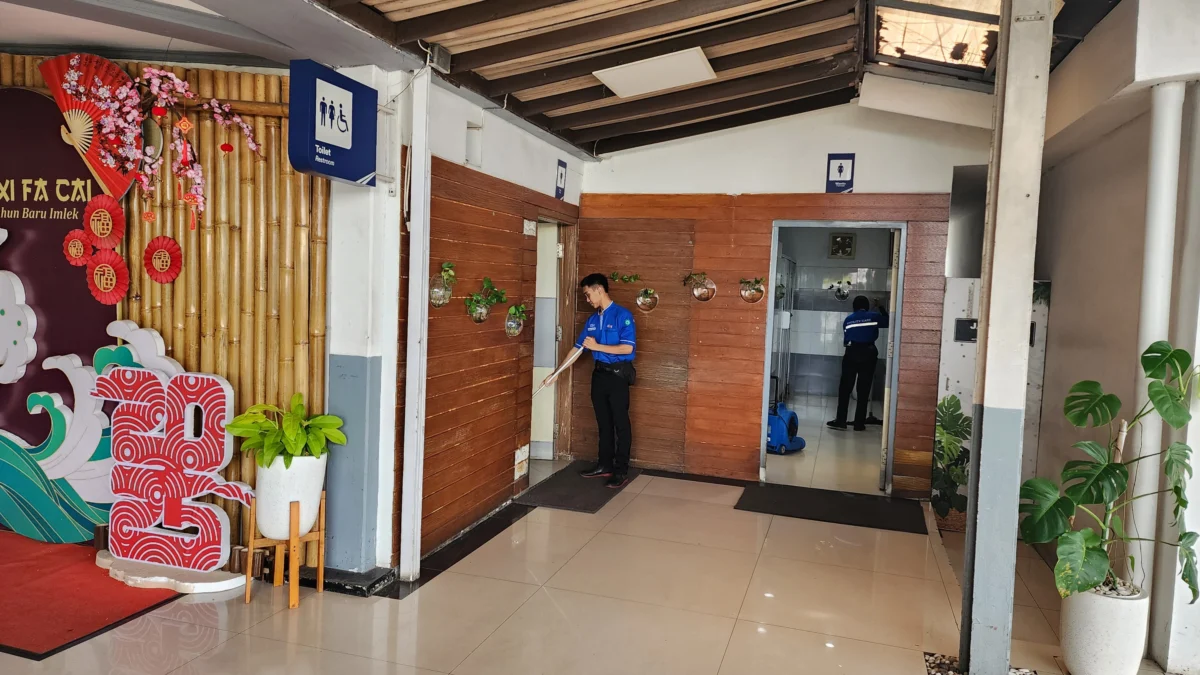 Tidak Perlu Khawatir, Stasiun Bandung Menyediakan Berbagai Fasilitas Pelayanan Untuk Pelanggan, Termasuk Fasilitas Toilet Yang Juga Diperhatikan Salah satu zona di Stasiuan Bandung yang menyediakan fasilitas lengkap.