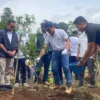Menteri Lingkungan Hidup, Hanif Faisol Nurofiq saat melakukan penanaman pohon di Kecamatan Cikancung, Kabupaten Bandung, pada Minggu (2/2/2025). Foto Agi