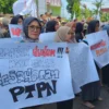 Para petani yang menggarap lahan perkebunan eks PTPN Batulawang Kota Banjar menggelar aksi demonstrasi ke Kantor DPRD Banjar, Rabu 5 Februari 2025. (Cecep Herdi/Jabar Eskpres)