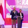 Pasangan Rudy Susmanto - Jaro Ade resmi ditetapkan sebagai Bupati dan Wakil Bupati Bogor terpilih oleh KPU, Rabu (5/2). (Sandika / Jabar Ekspres)